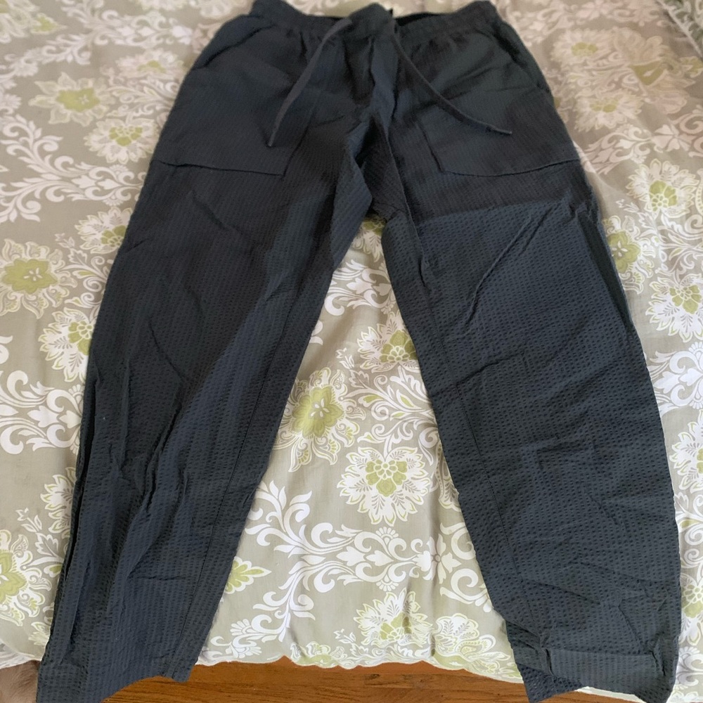 Lulu lemon Jogger pants with side pockets. Medium